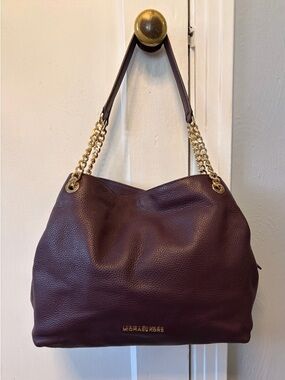 Michael Kors Jet Set Shoulder Bag in Plum with Gold Chain